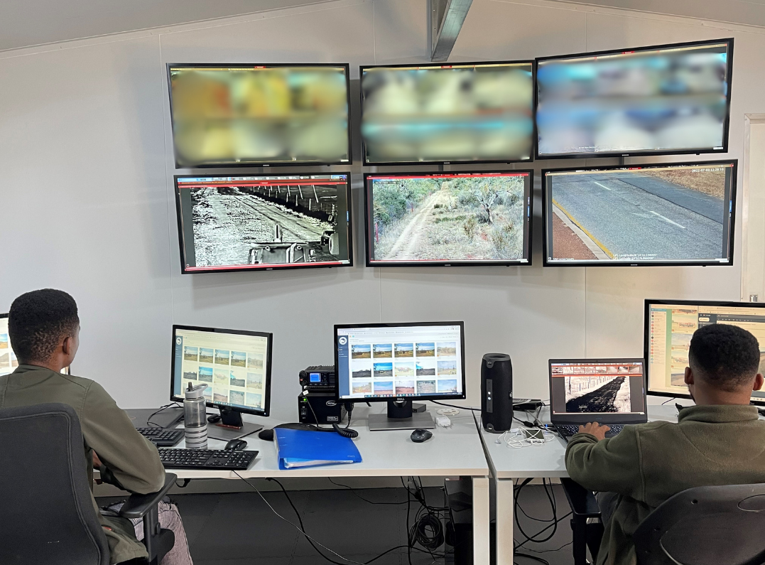 Madikwe operations room with rangers (C) Connected Conservation Foundation