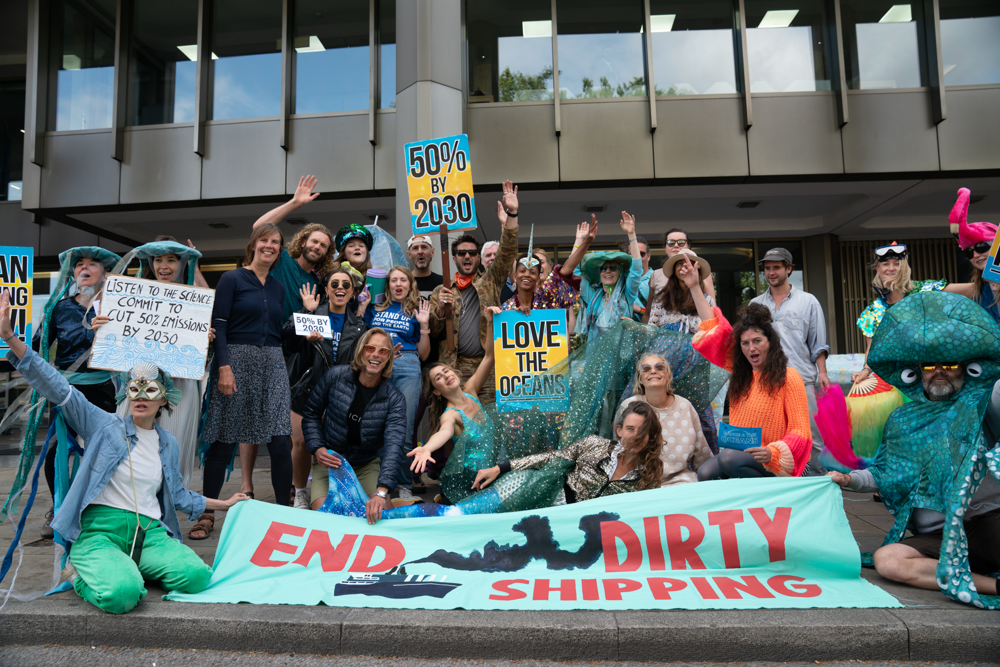 Dancing Londoners demand cleaner shipping