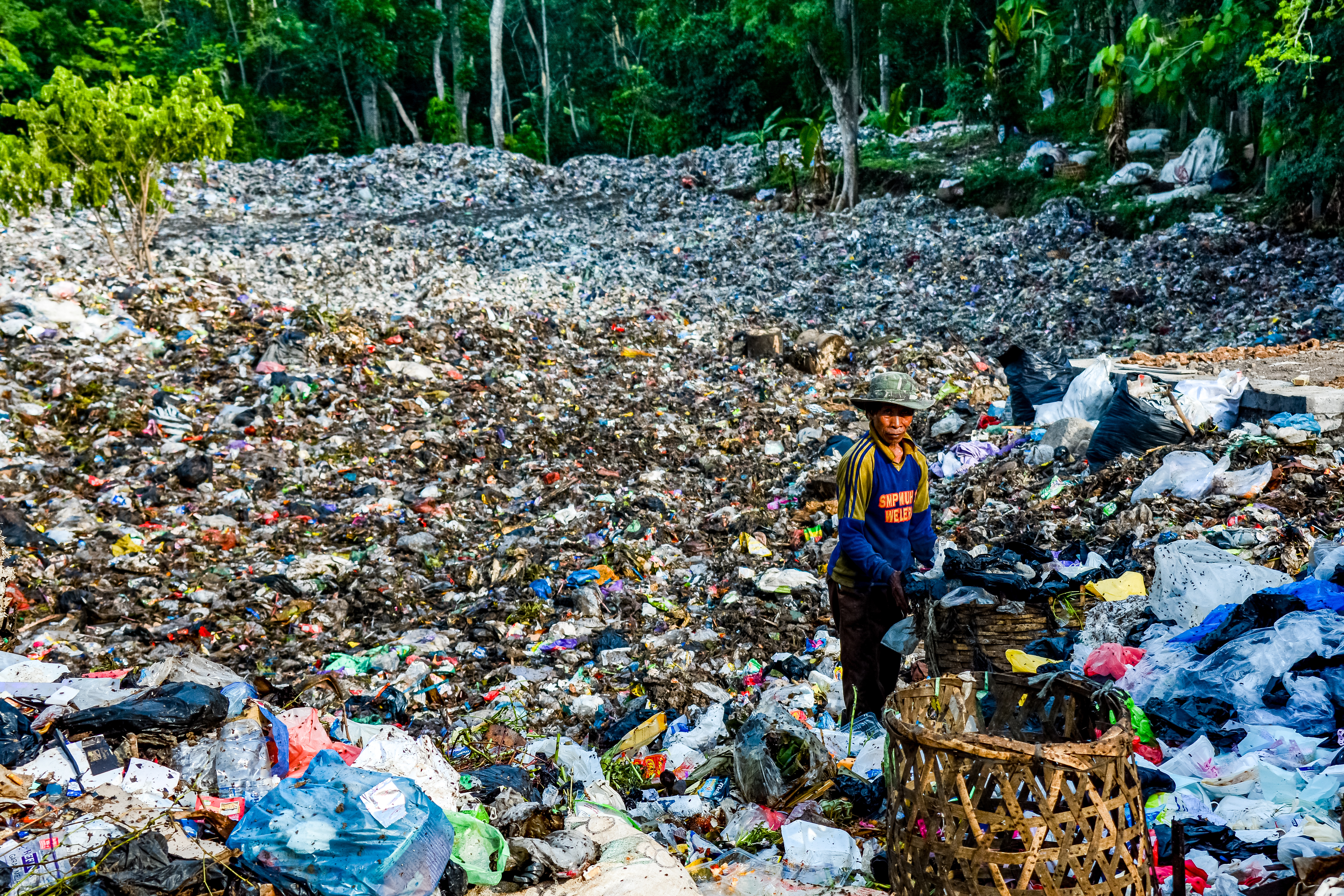 Turning off the plastic tap 